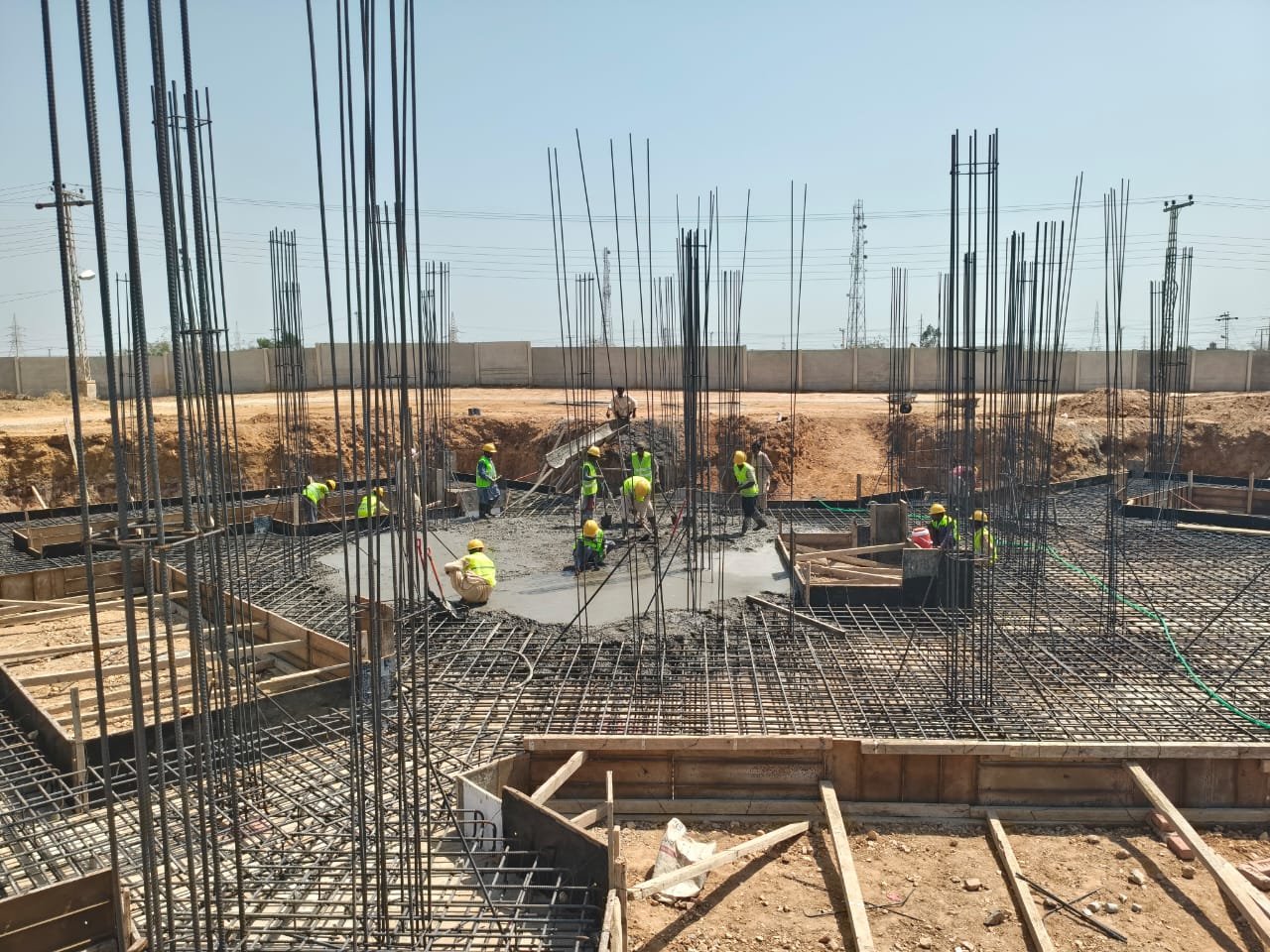 Tameer site crew pouring the concrete bed at Jamshoro